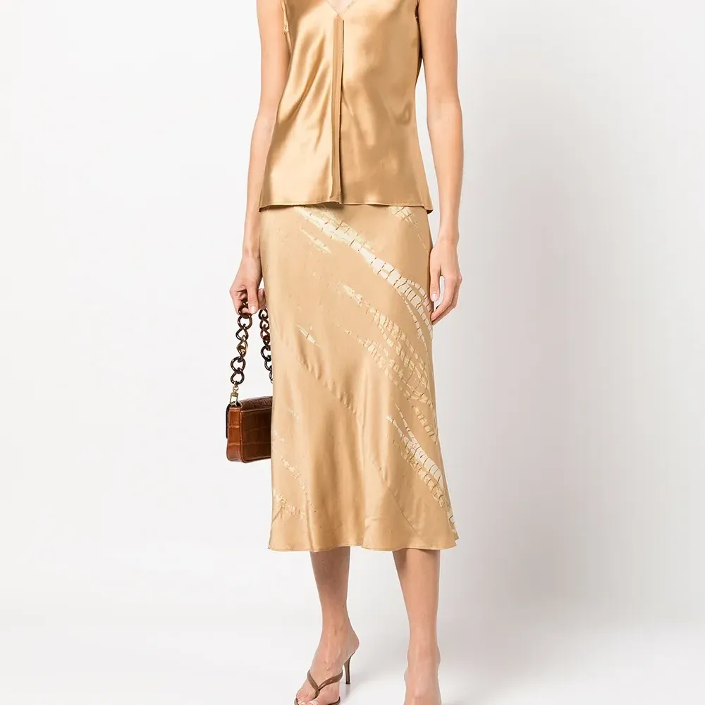 Шелковый топ с необработанными краями Шелковый топ с необработанными краями