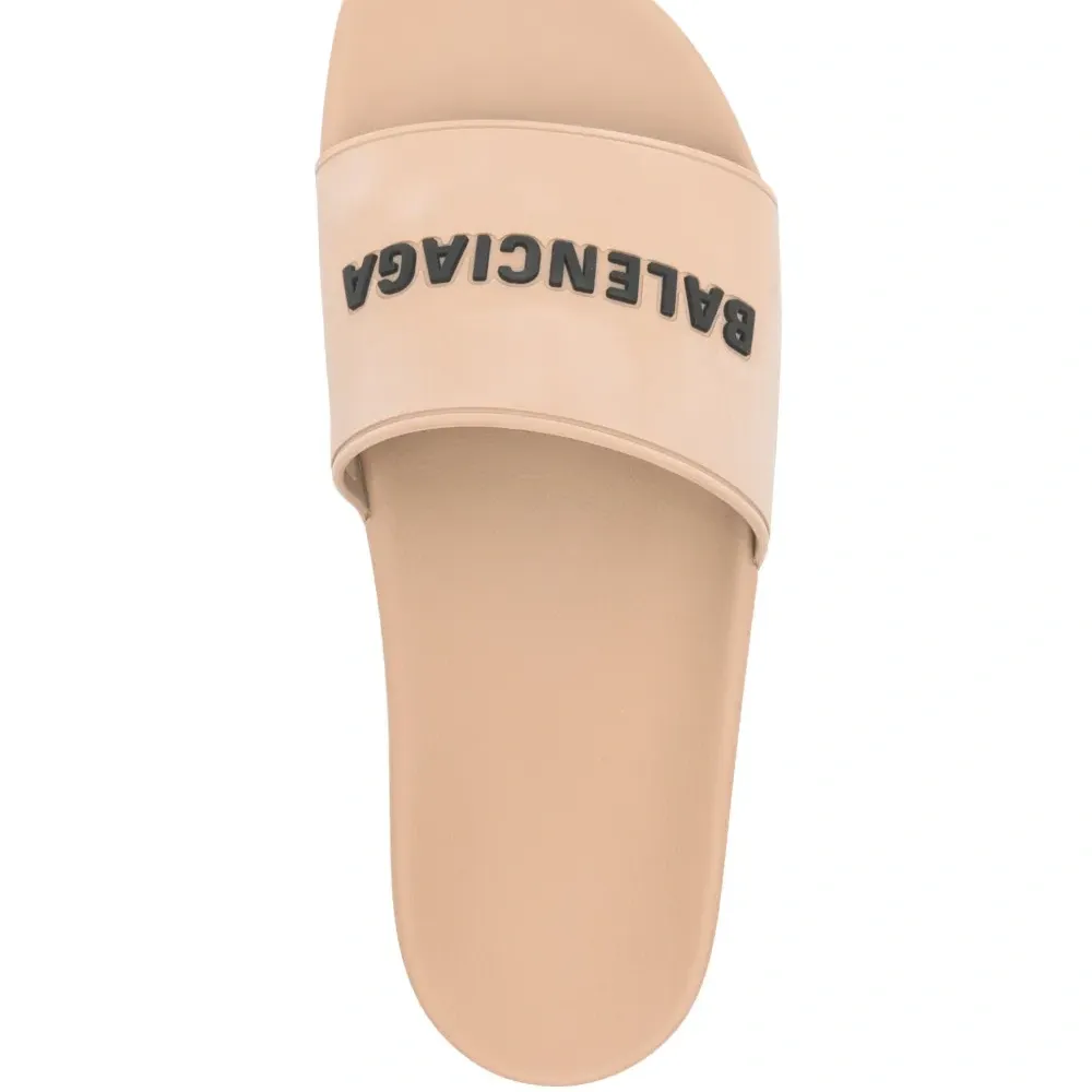 Шлепанцы с тисненым логотипом Шлепанцы с тисненым логотипом