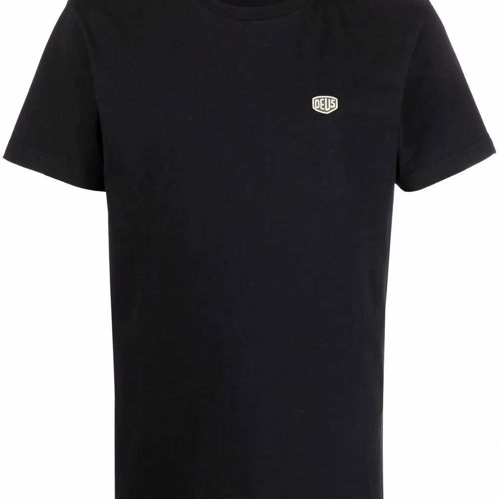 Футболка с нашивкой-логотипом