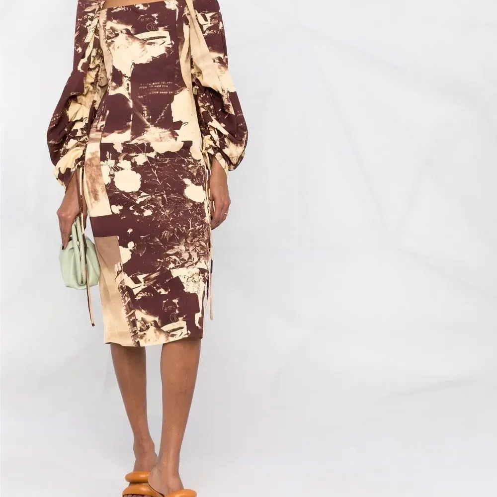 Платье с квадратным вырезом и принтом