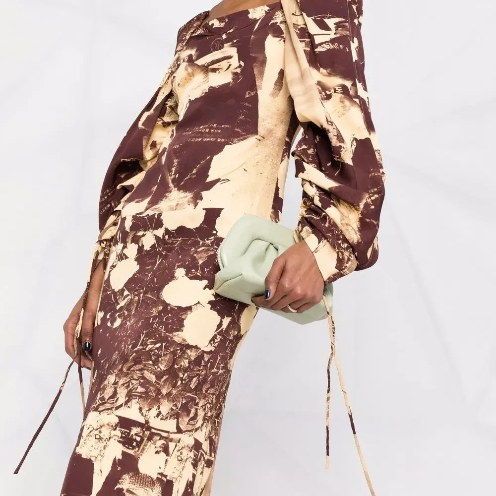 Платье с квадратным вырезом и принтом