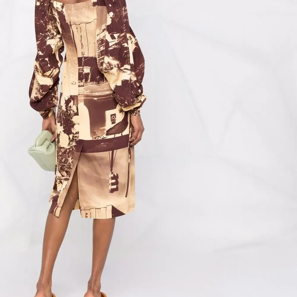 Платье с квадратным вырезом и принтом