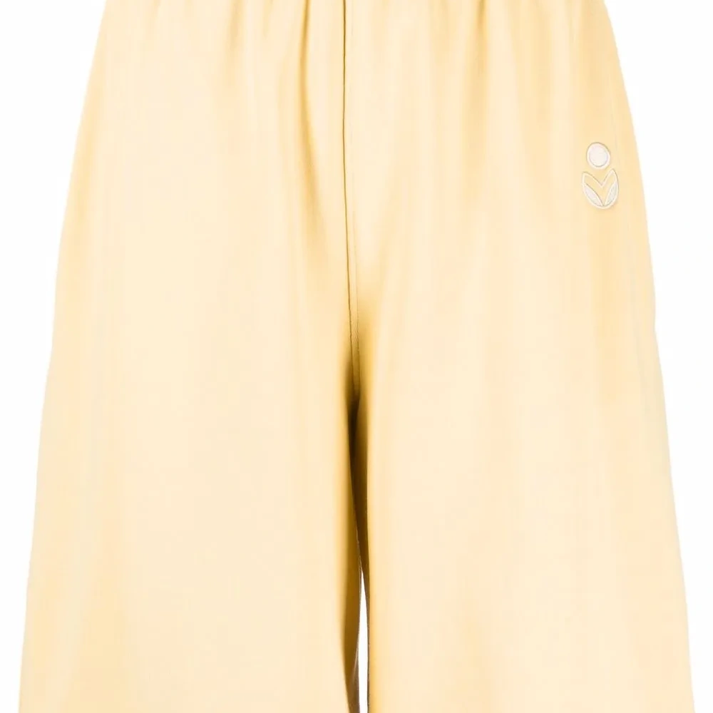 Спортивные шорты с вышитым логотипом