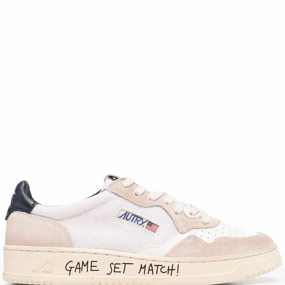 Кроссовки с надписью Кроссовки с надписью