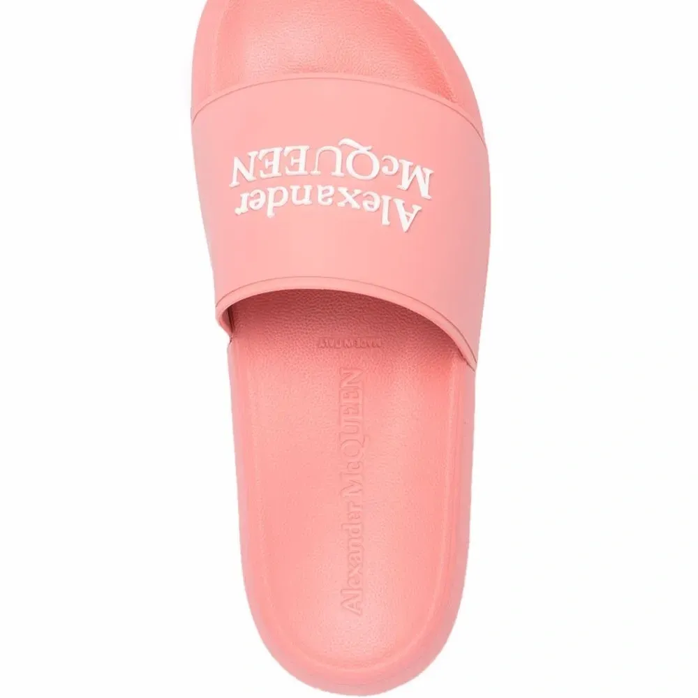 Шлепанцы с тиснением