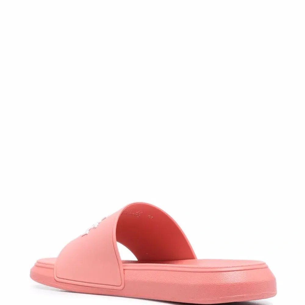 Шлепанцы с тиснением