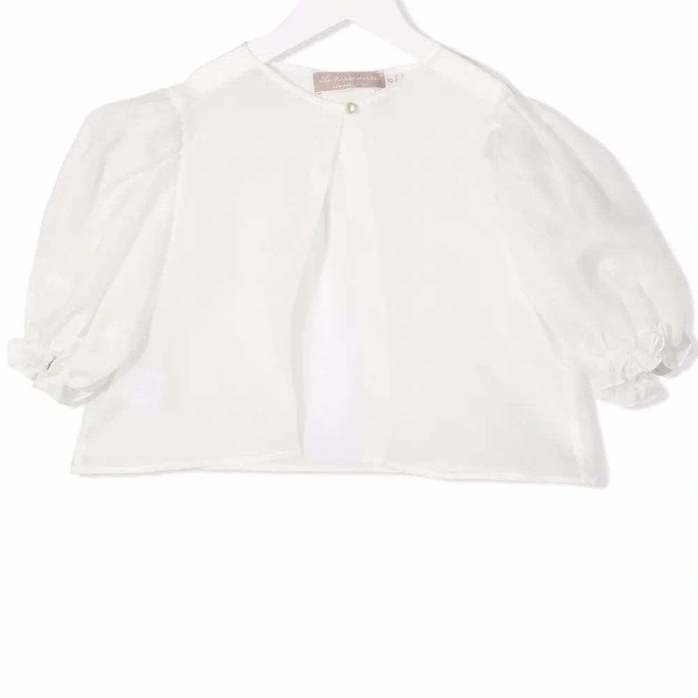 Укороченная блузка с пышными рукавами