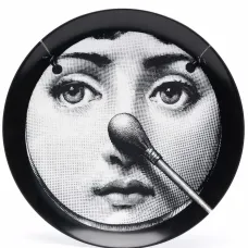 Фарфоровая тарелка с графичным принтом