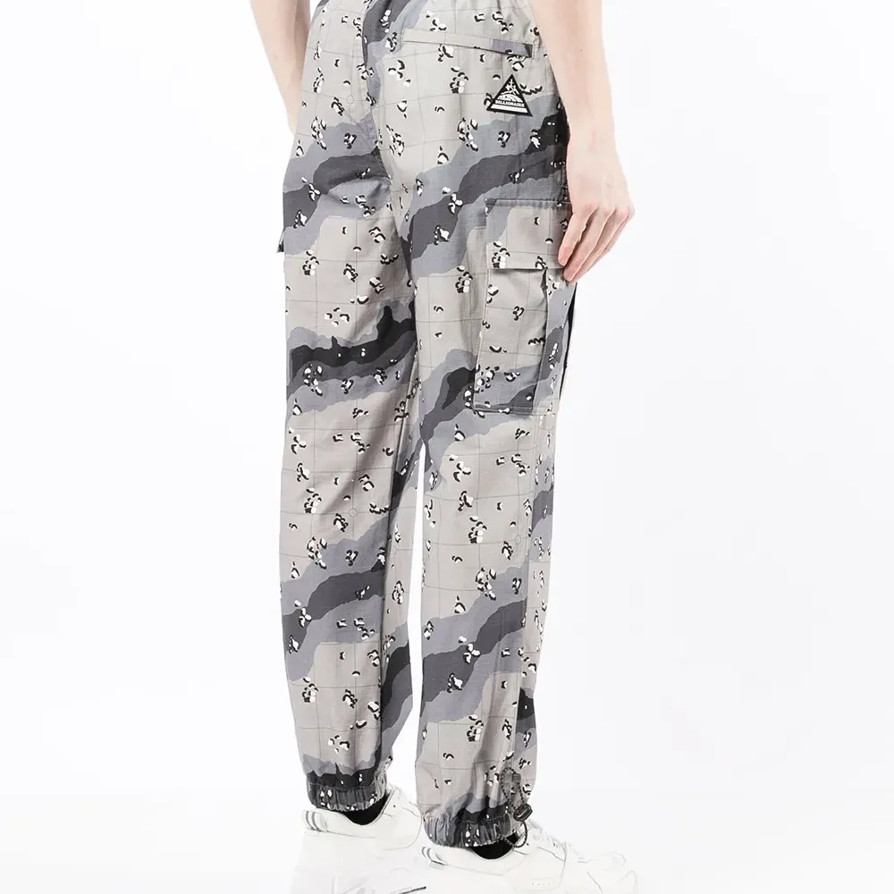 Брюки карго с камуфляжным принтом