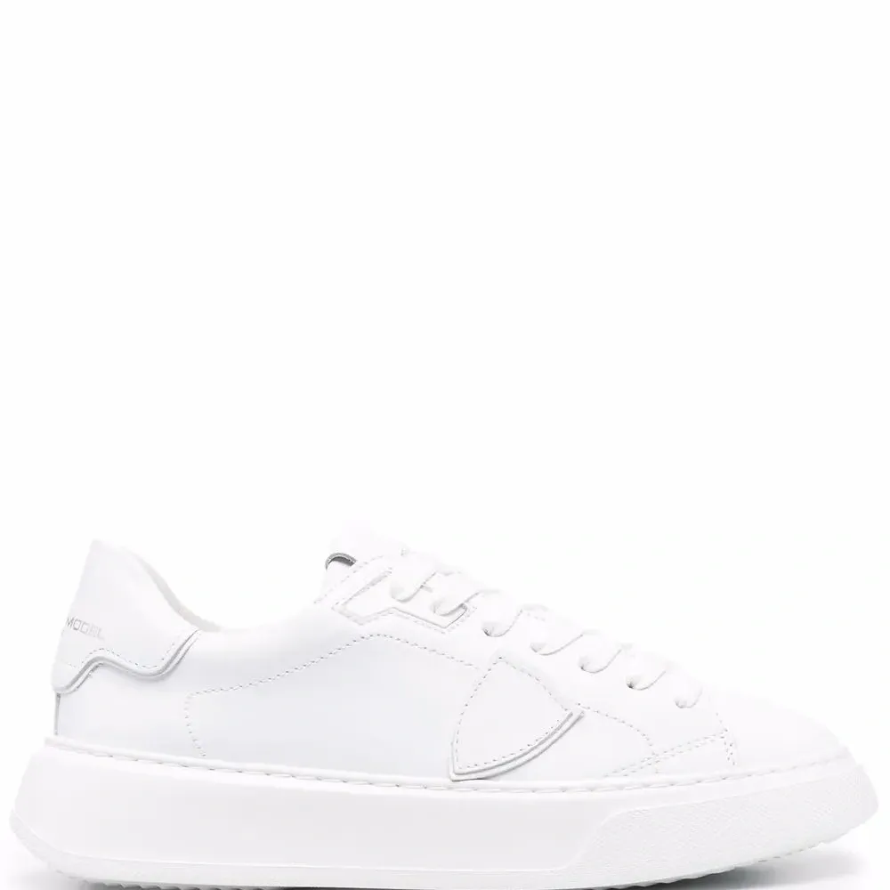 Кроссовки с нашивкой-логотипом