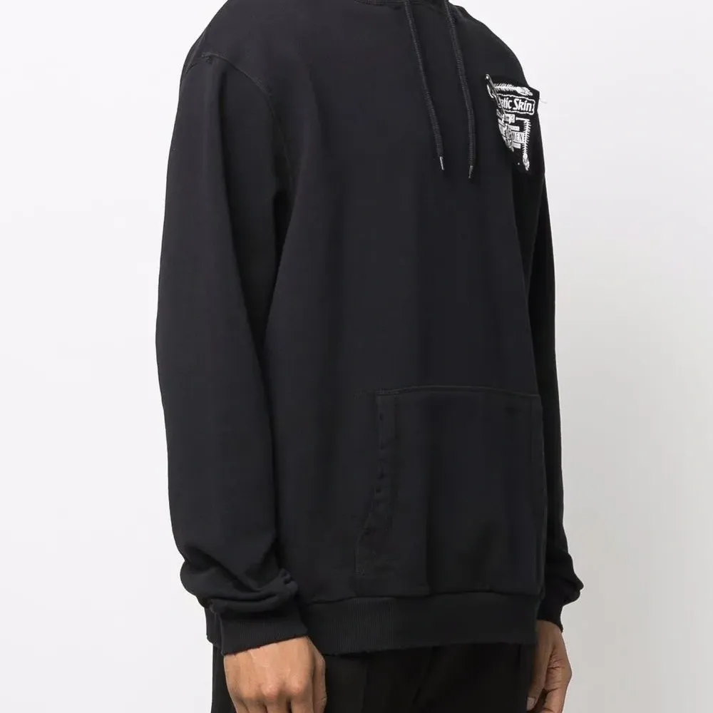 Худи с длинными рукавами и нашивкой