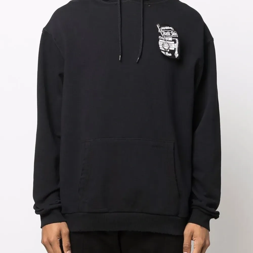 Худи с длинными рукавами и нашивкой