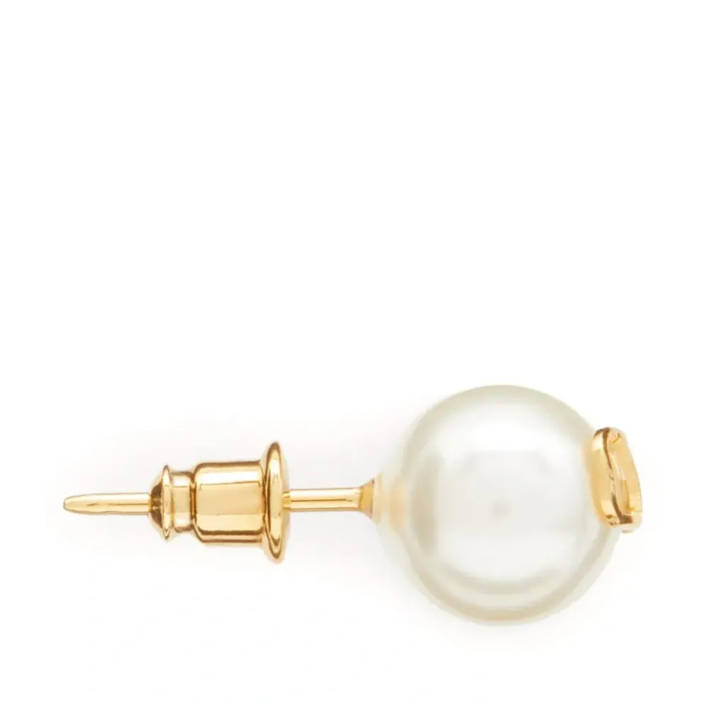 Серьги-гвоздики с логотипом VLogo Signature и жемчугом Серьги-гвоздики с логотипом VLogo Signature и жемчугом