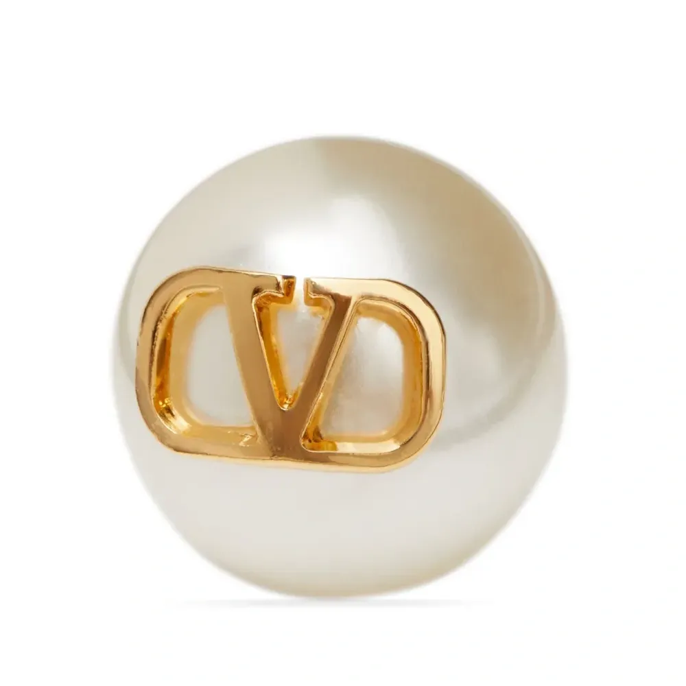 Серьги-гвоздики с логотипом VLogo Signature и жемчугом Серьги-гвоздики с логотипом VLogo Signature и жемчугом