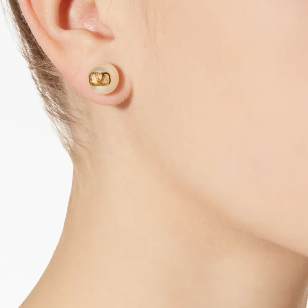 Серьги-гвоздики с логотипом VLogo Signature и жемчугом Серьги-гвоздики с логотипом VLogo Signature и жемчугом