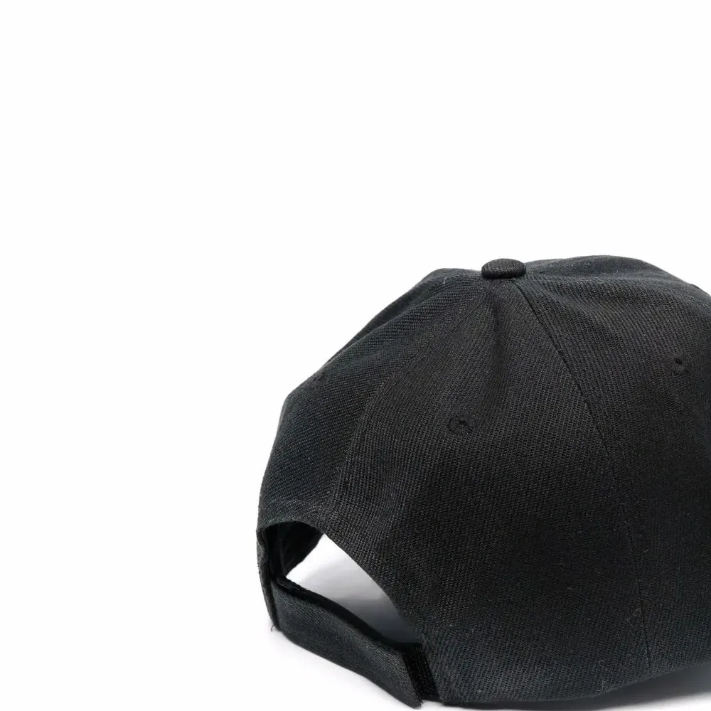 Кепка с вышитым логотипом