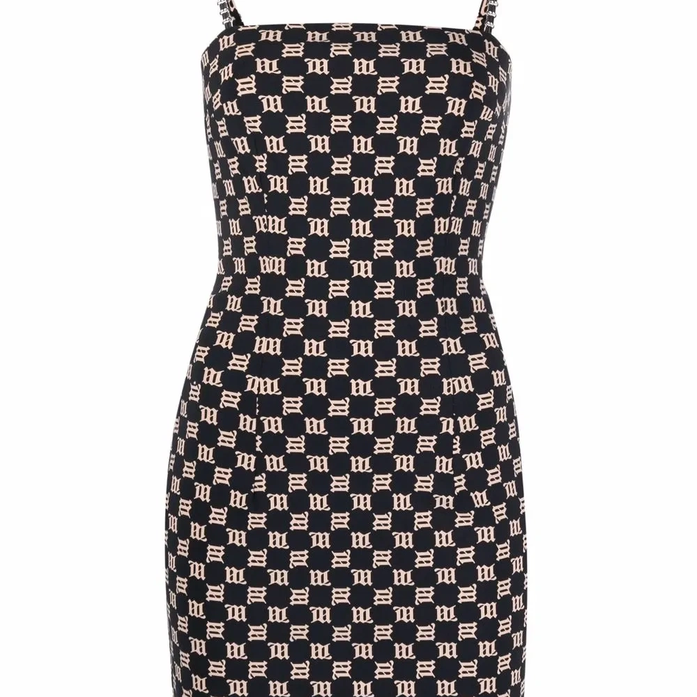 Платье с монограммой