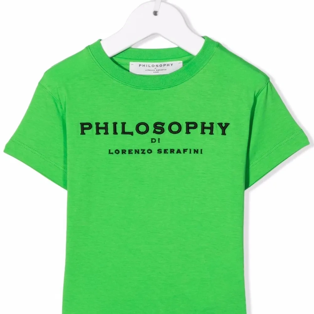 Футболка с вышитым логотипом