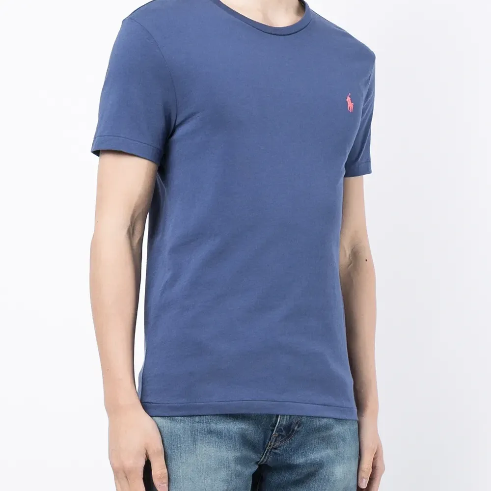 Футболка с вышитым логотипом