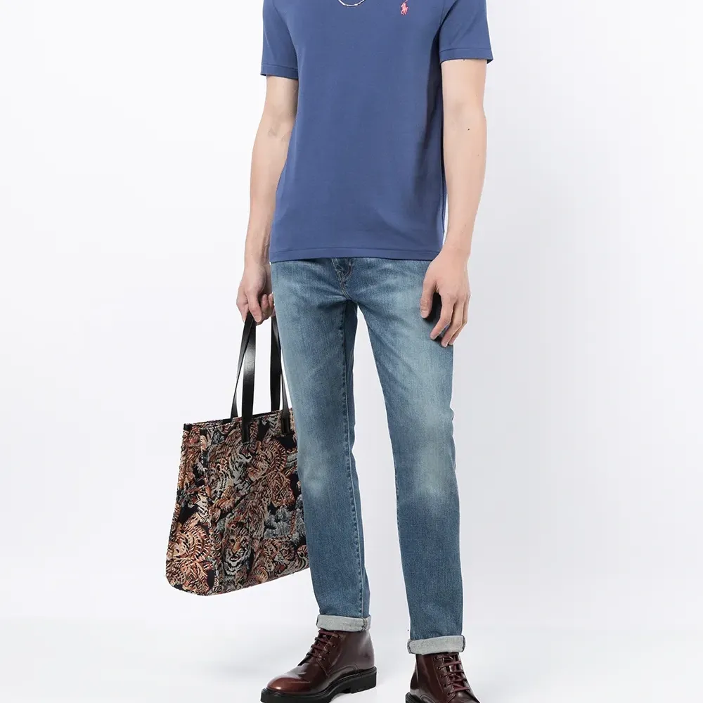 Футболка с вышитым логотипом