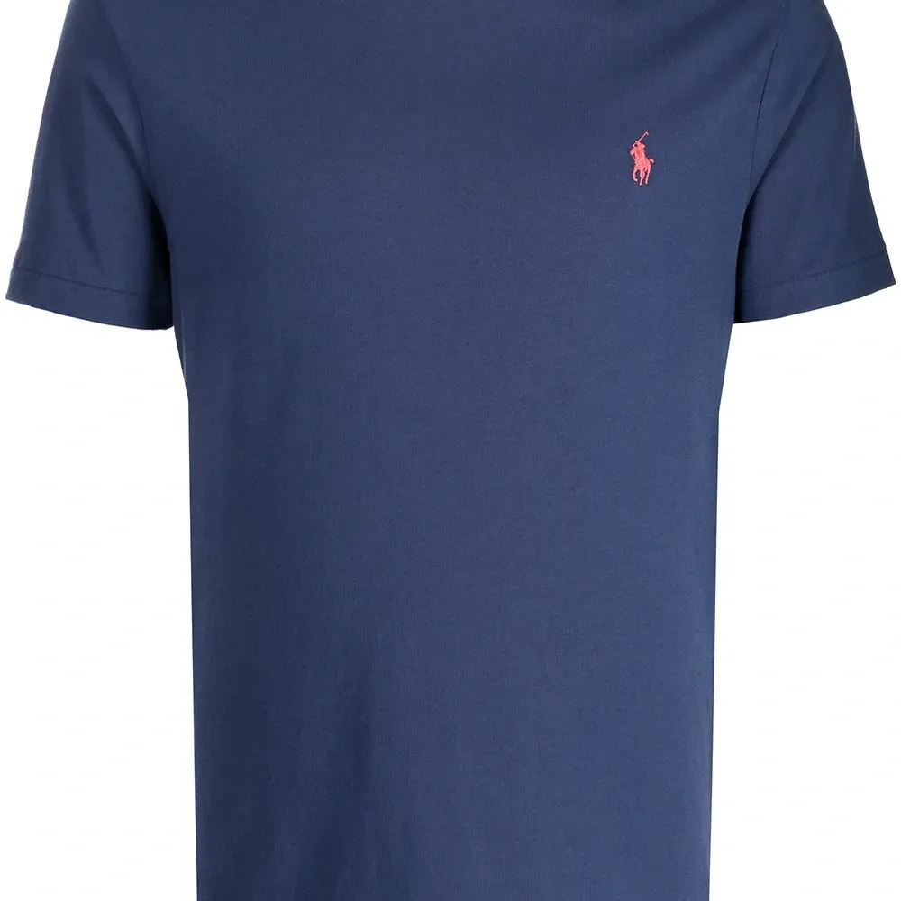 Футболка с вышитым логотипом