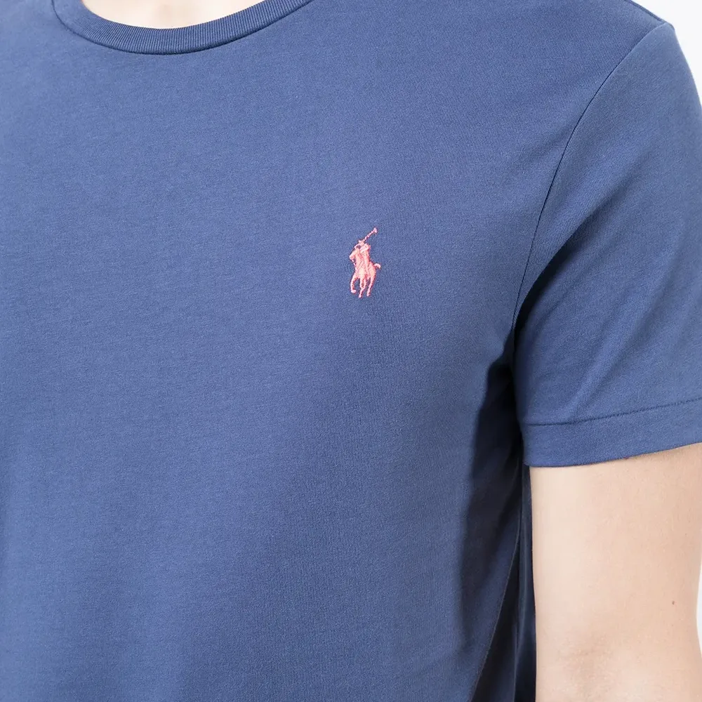 Футболка с вышитым логотипом