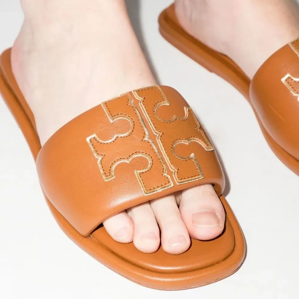 Сандалии с пряжкой Double T