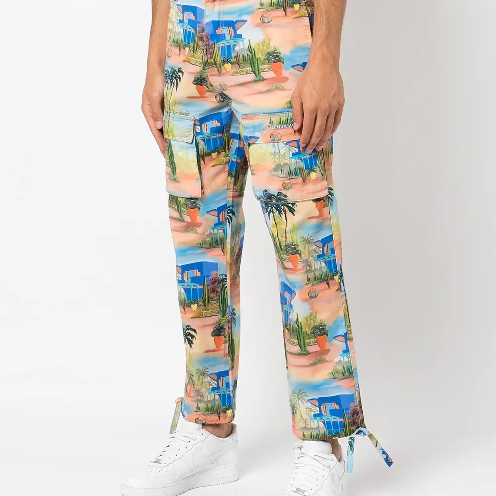 Брюки с графичным принтом