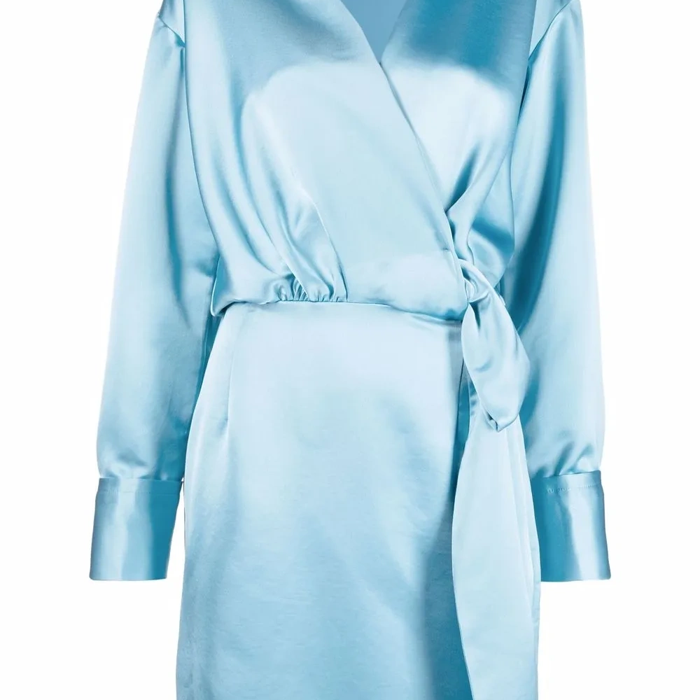 Атласное платье с запахом