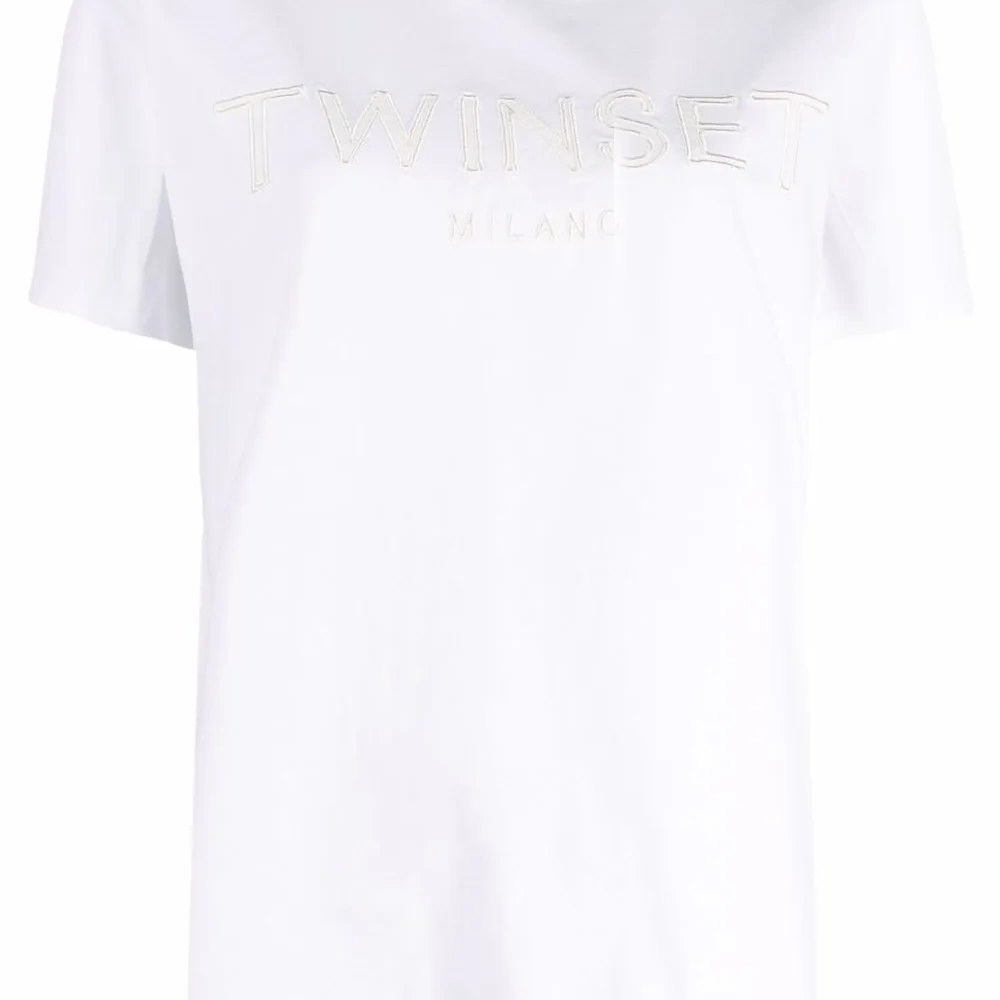 Футболка с вышитым логотипом