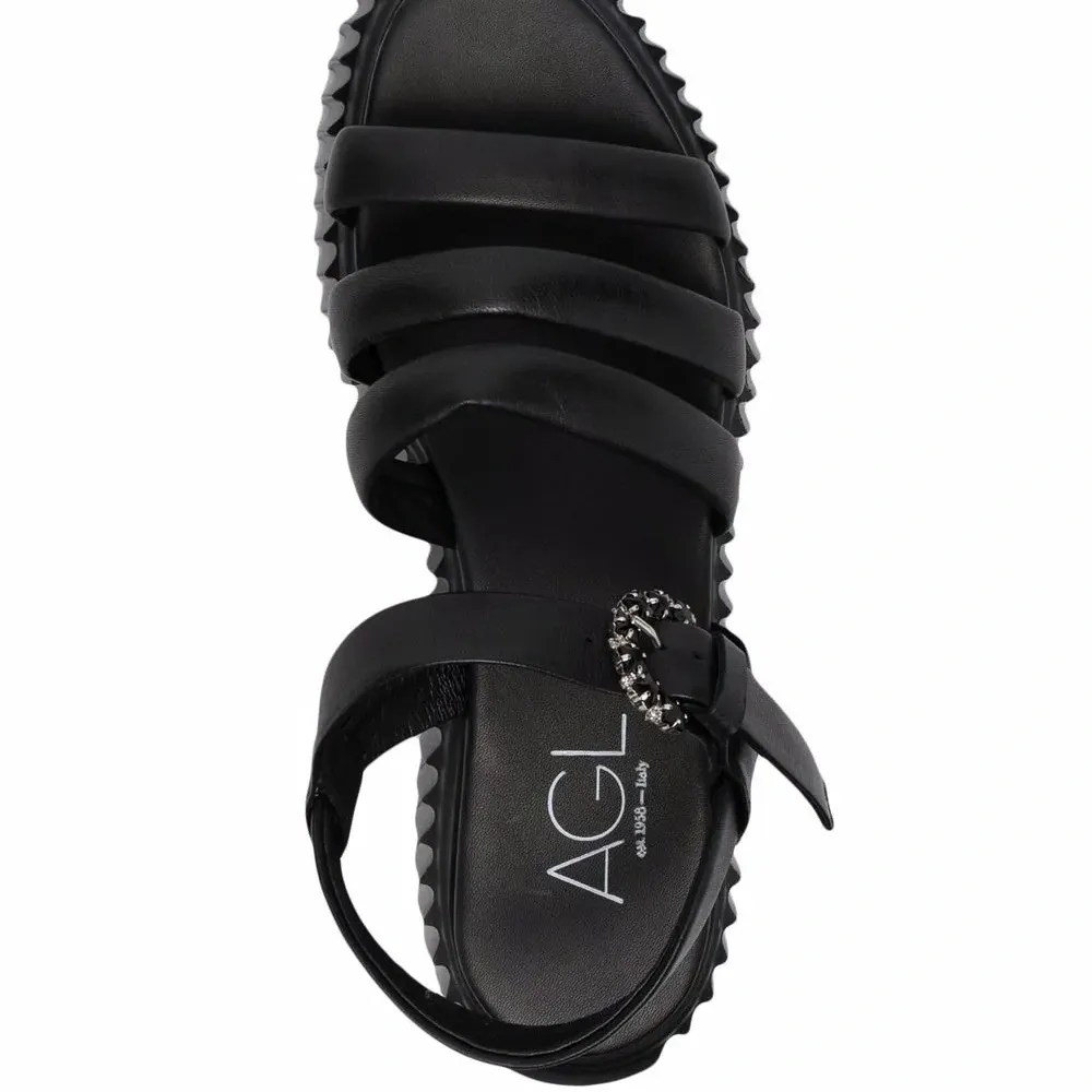 Сандалии с пряжками