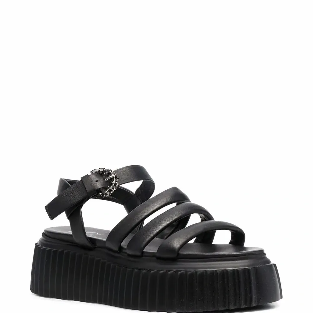 Сандалии с пряжками