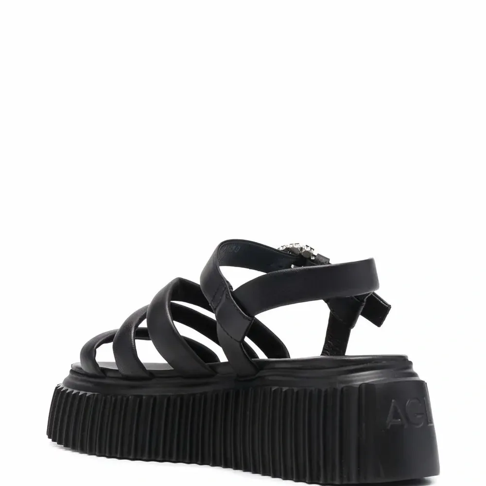 Сандалии с пряжками