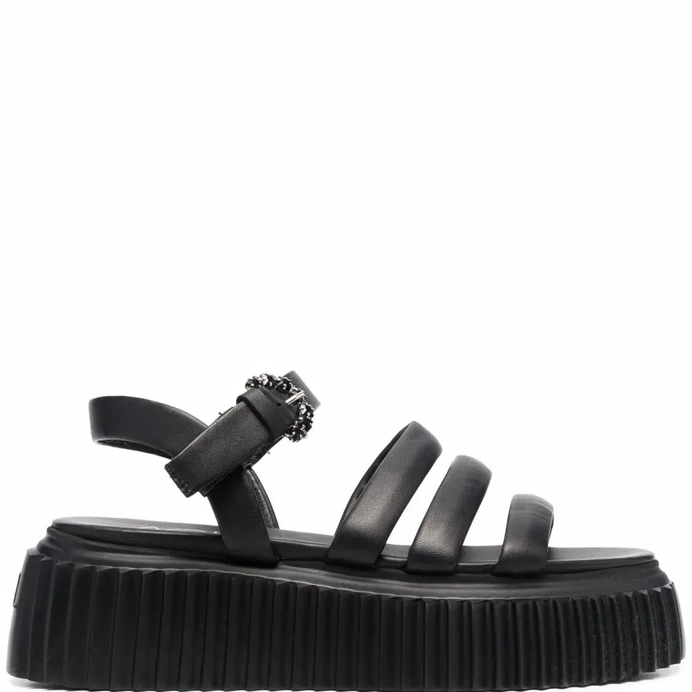 Сандалии с пряжками