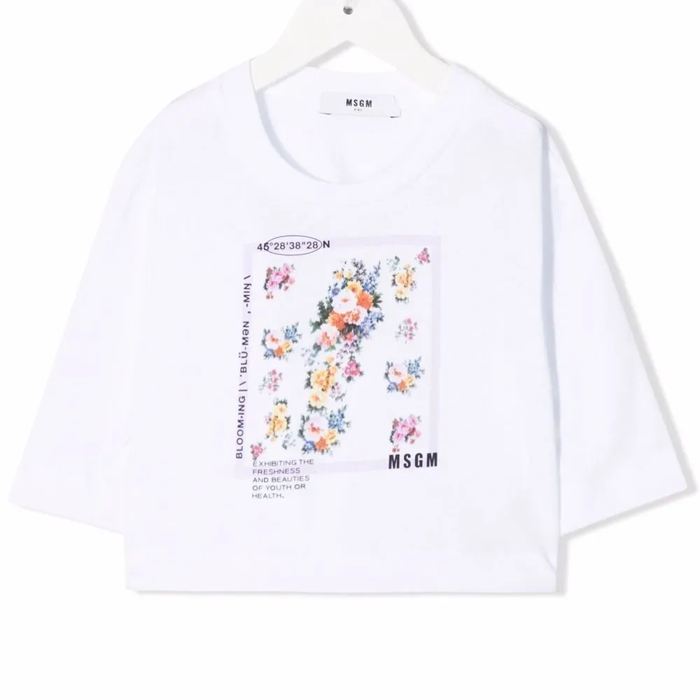 Футболка с цветочным принтом