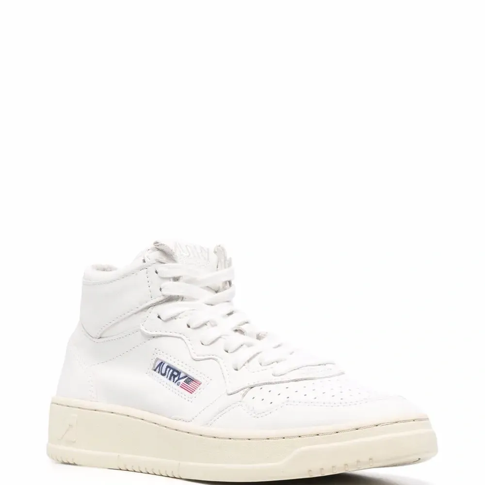 Кроссовки с нашивкой-логотипом