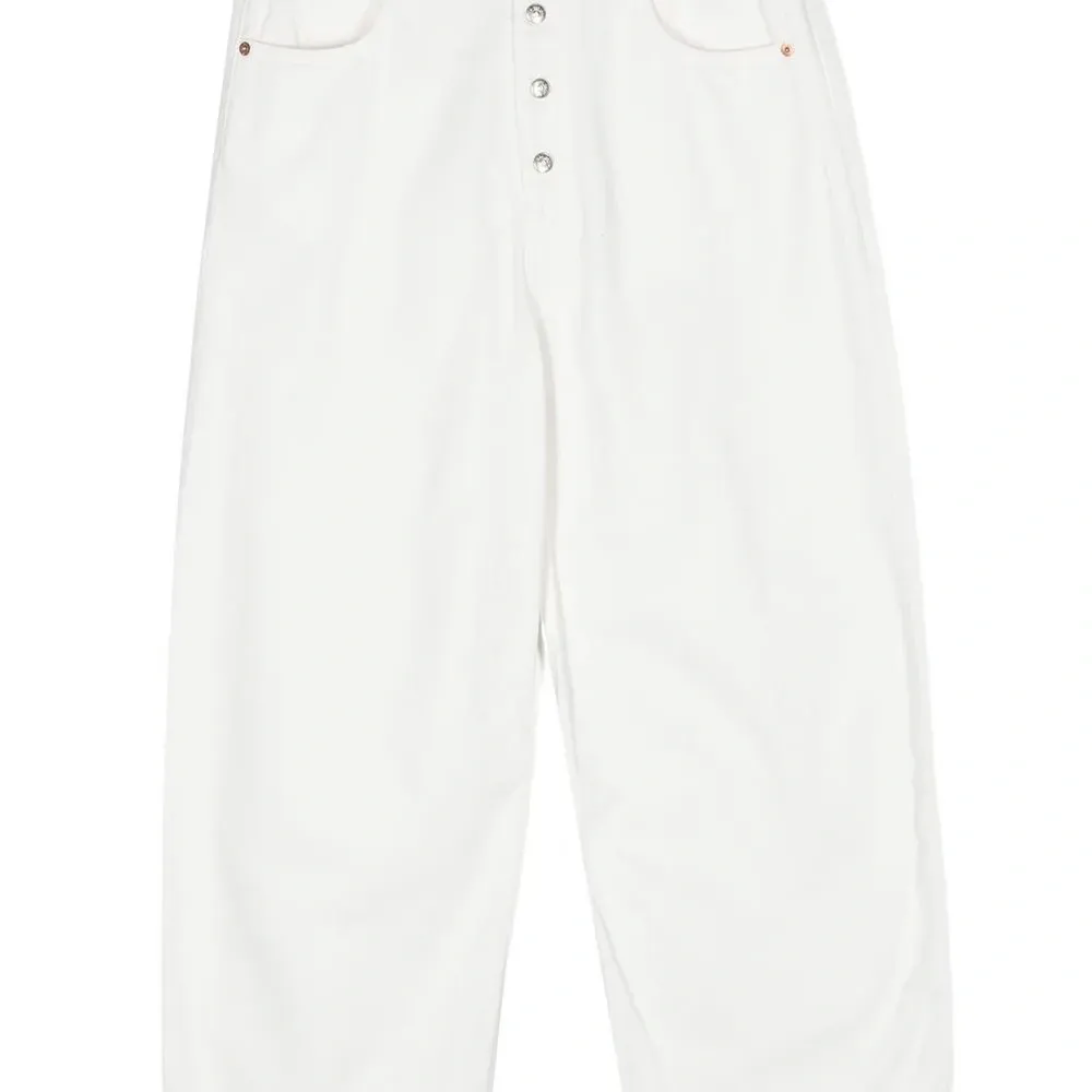 Прямые джинсы с декоративными пуговицами