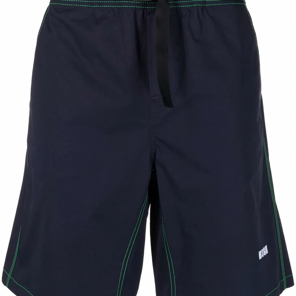 Спортивные шорты с вышитым логотипом