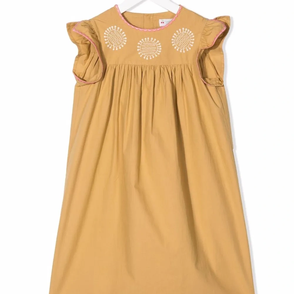 Платье с оборками на рукавах