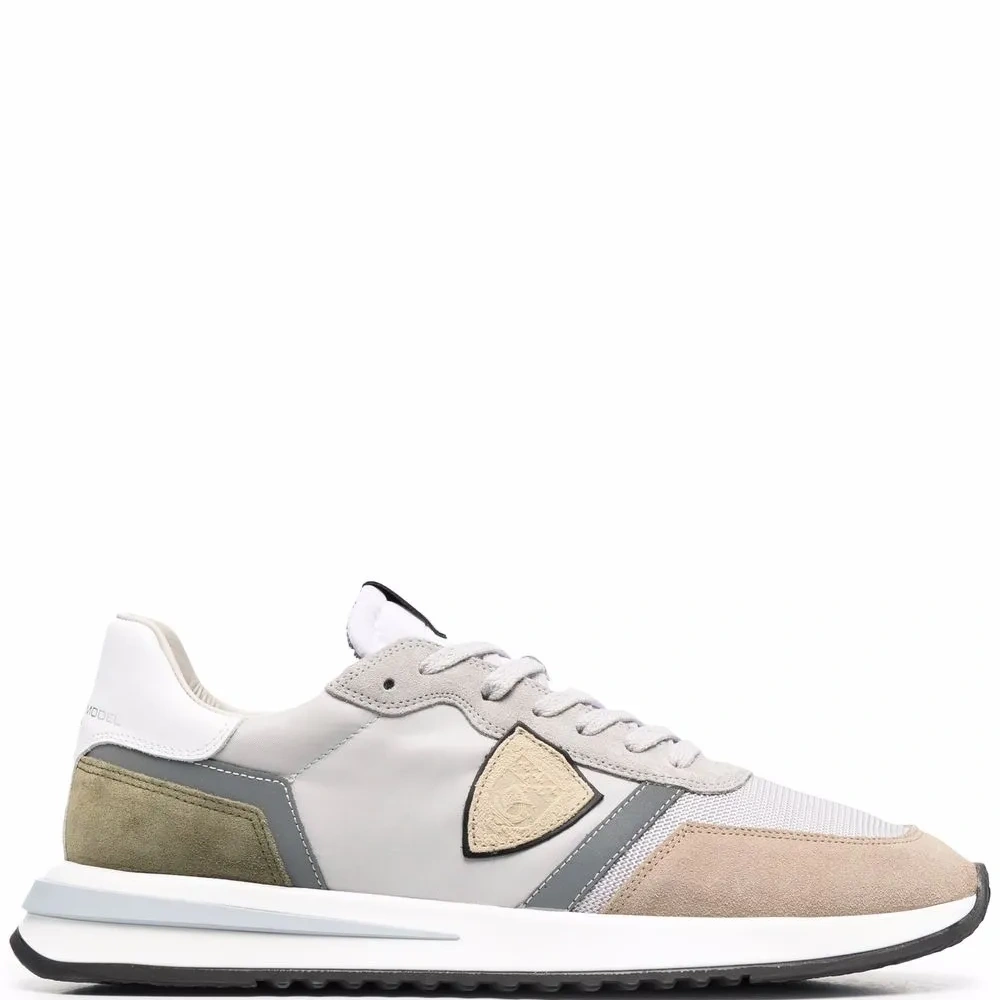 Кроссовки с нашивкой-логотипом