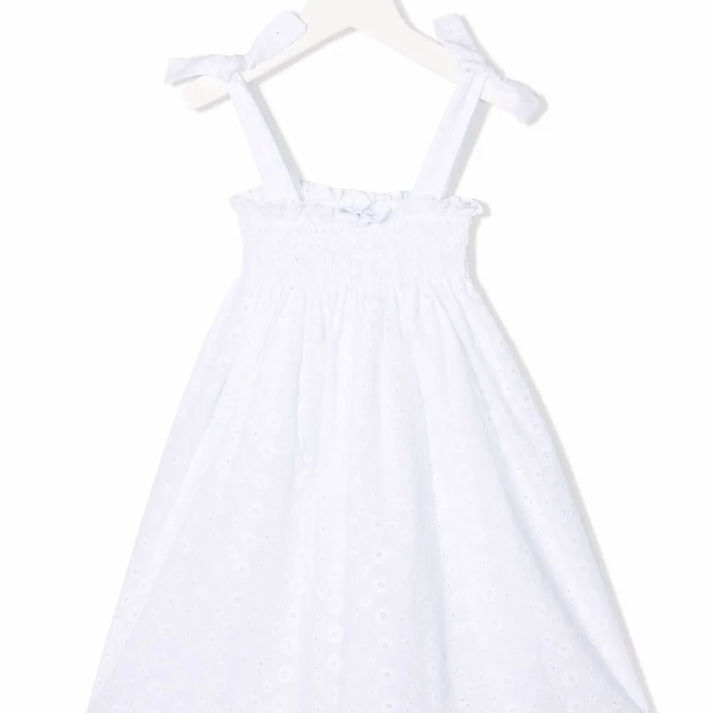 Расклешенное платье без рукавов