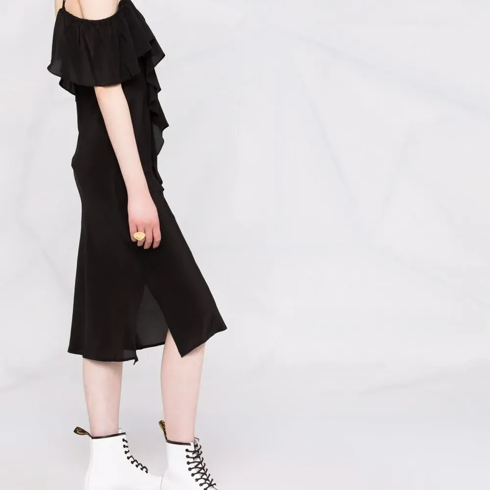 Платье с V-образным вырезом и оборками Платье с V-образным вырезом и оборками