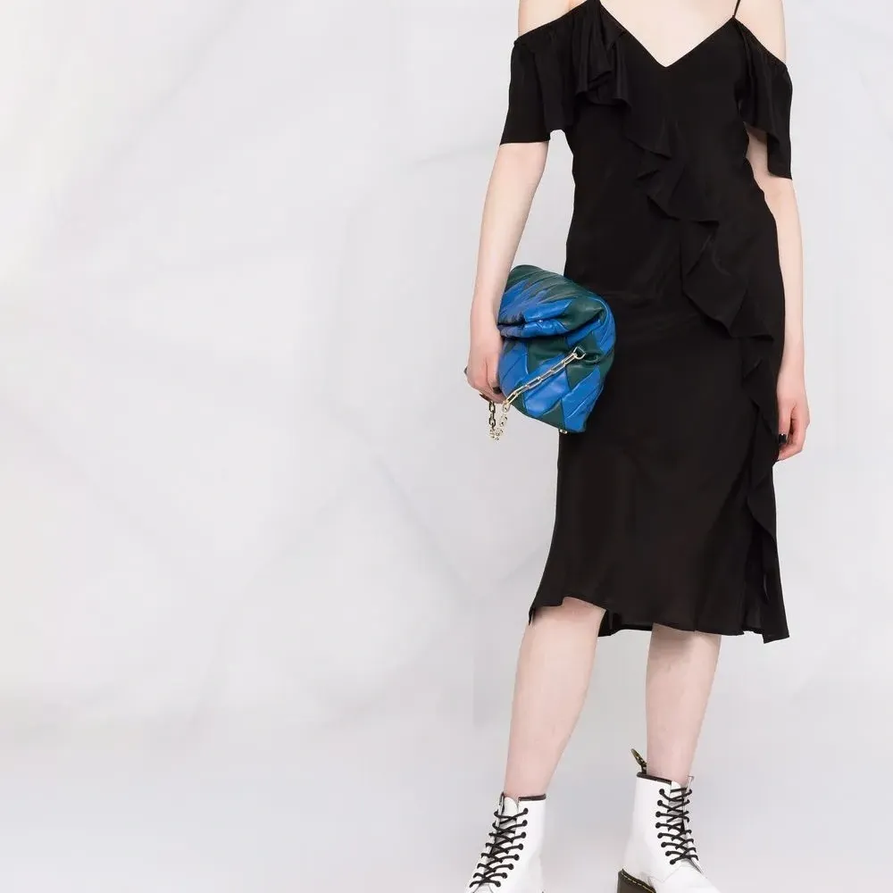 Платье с V-образным вырезом и оборками Платье с V-образным вырезом и оборками