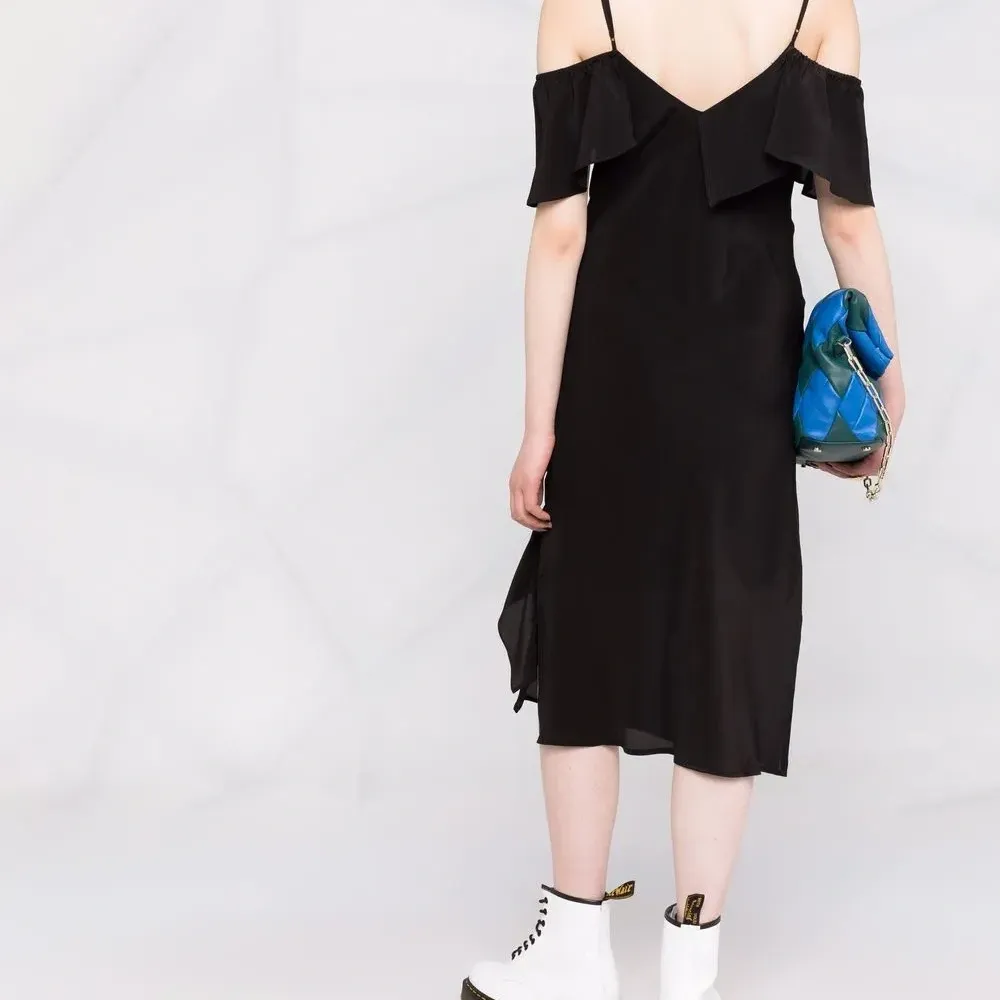 Платье с V-образным вырезом и оборками Платье с V-образным вырезом и оборками