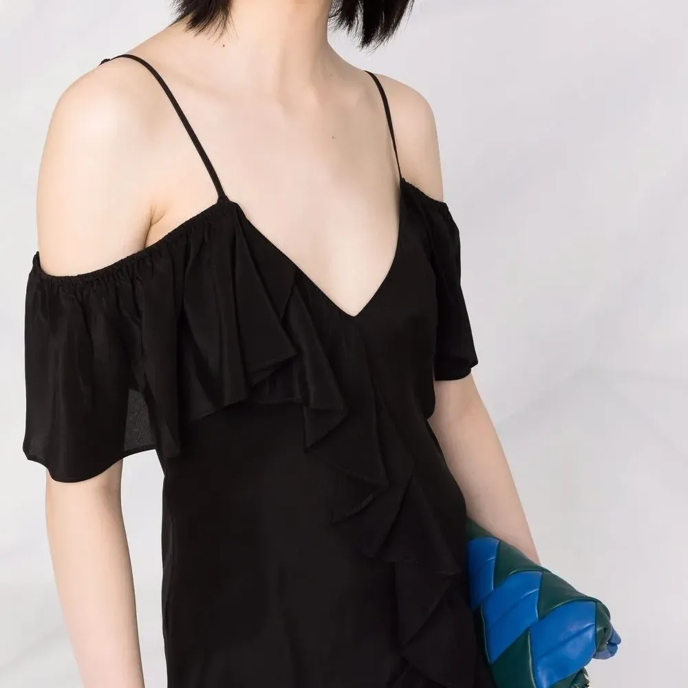 Платье с V-образным вырезом и оборками Платье с V-образным вырезом и оборками