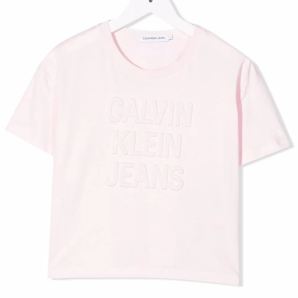 Футболка с тисненым логотипом