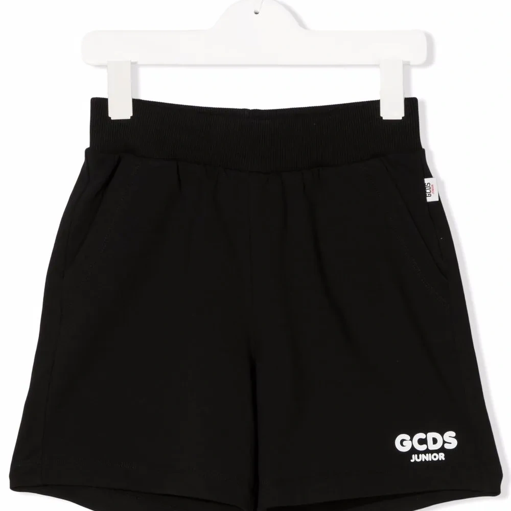 Спортивные шорты с логотипом