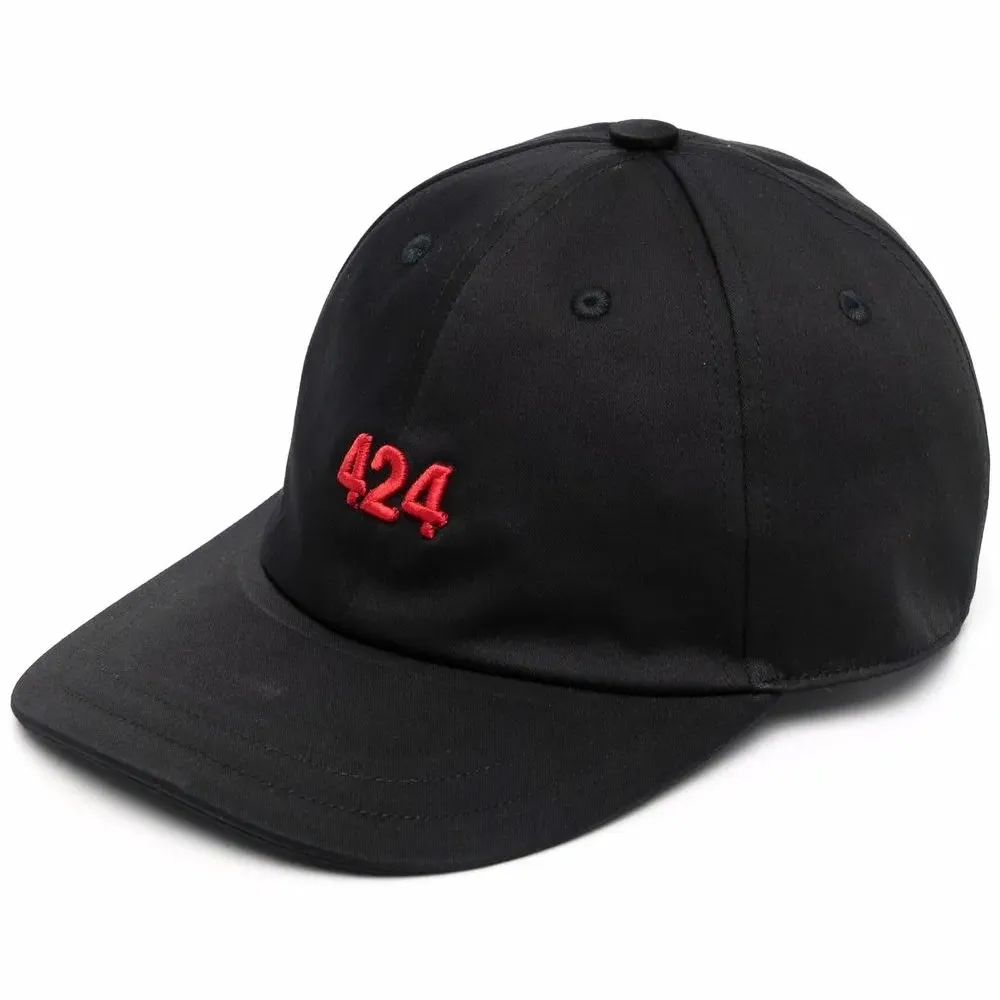 Кепка с вышитым логотипом