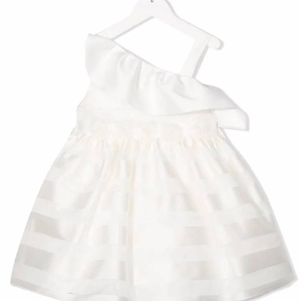 Расклешенное платье без рукавов