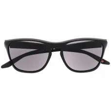 Солнцезащитные очки в квадратной оправе Солнцезащитные очки в квадратной оправе